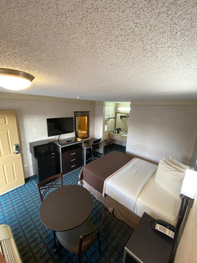 Deluxe Inn - Fayetteville I-95 Экстерьер фото